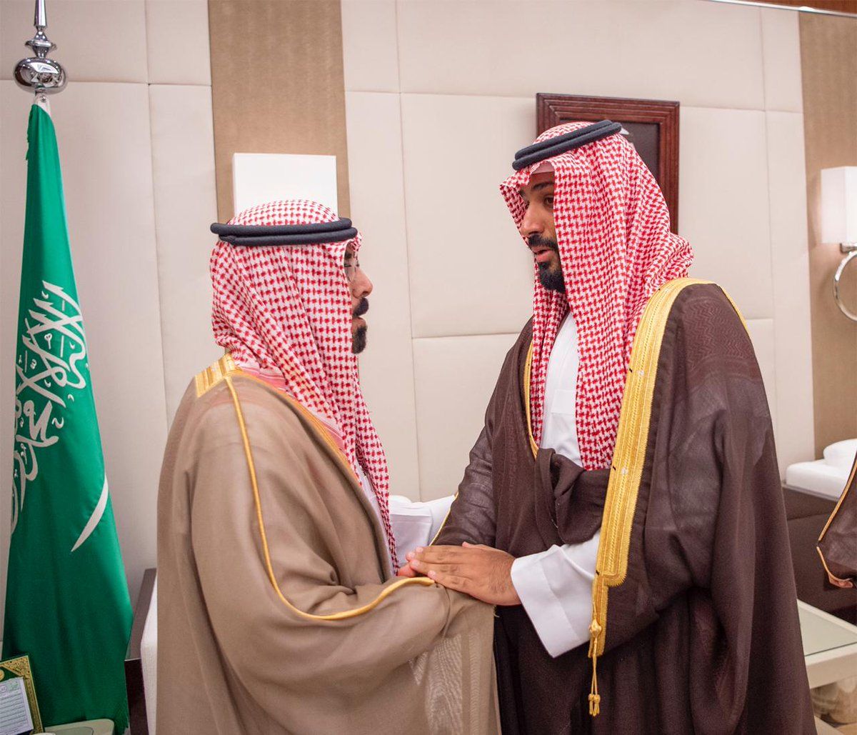 الملك سلمان وولي العهد يستقبلان أسرة الراحل عبد العزيز الفغم (صور وفيديو)