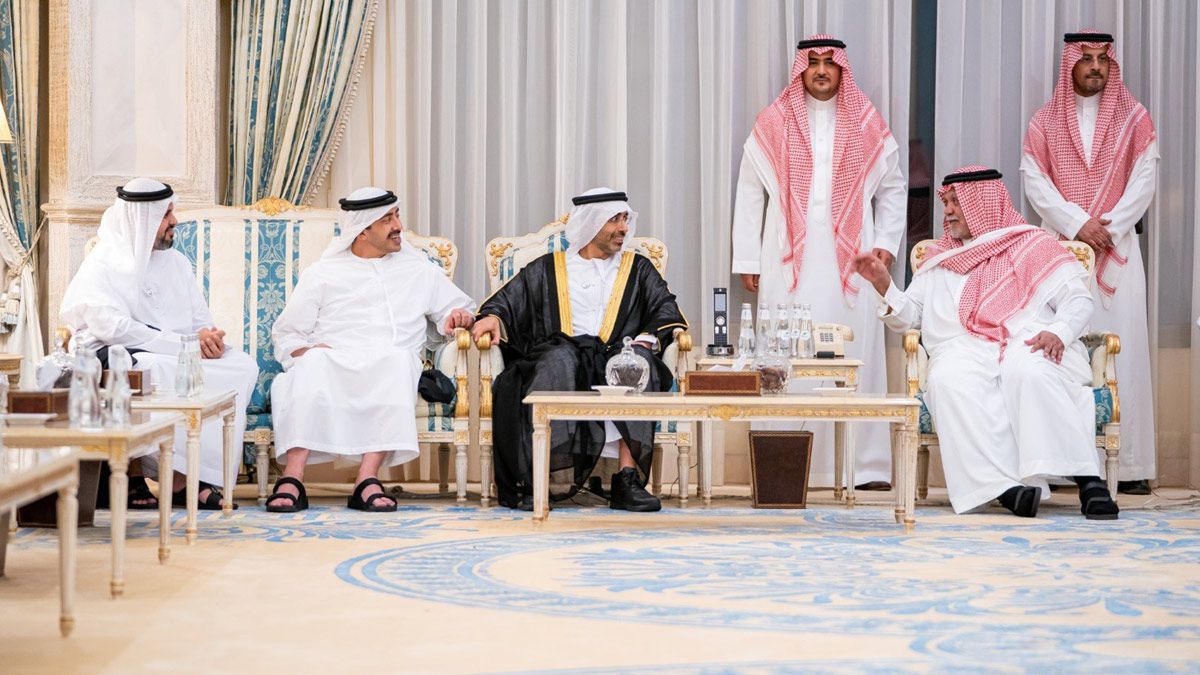 وفد من شيوخ الإمارات يعزي الأمير السعودي بندر بن سلطان بوفاة والدته