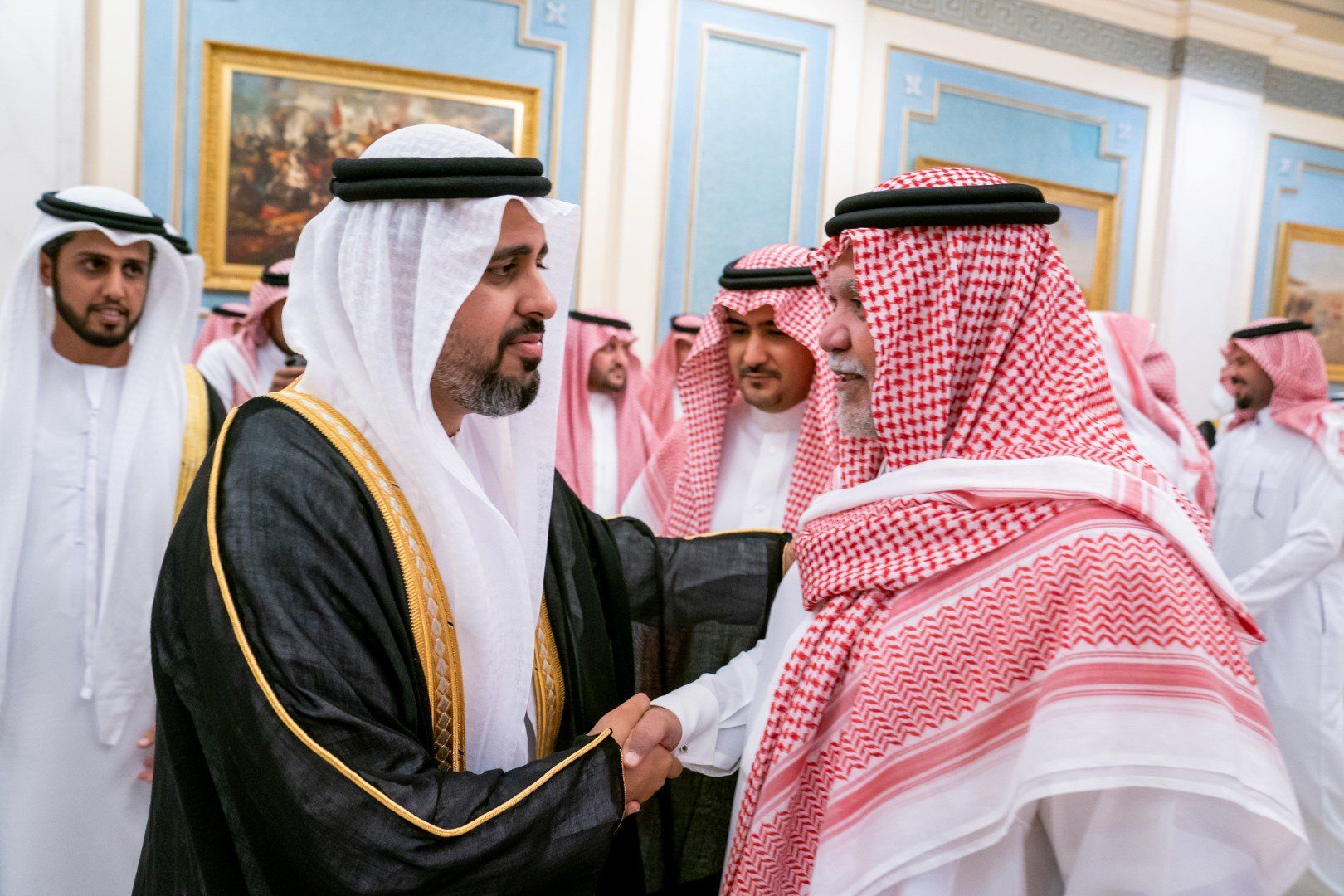 وفد من شيوخ الإمارات يعزي الأمير السعودي بندر بن سلطان بوفاة والدته