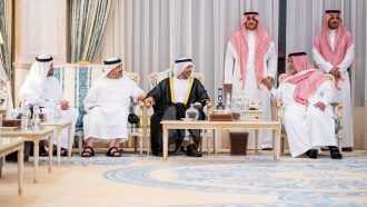 وفد من شيوخ الإمارات يعزي الأمير السعودي بندر بن سلطان بوفاة والدته