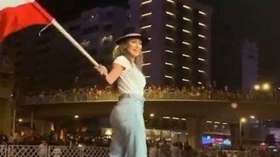 شاهد.. مايا دياب تشارك في مظاهرات لبنان