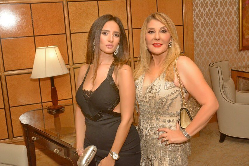 شاهدوا جلسة تصوير تجمع "الصديقتين" نادية الجندي وزينة على هامش زفاف نجل هاني شاكر