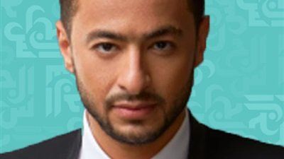 برفقة طفلة صغيرة.. حمادة هلال يستعيد أغانى الطفولة