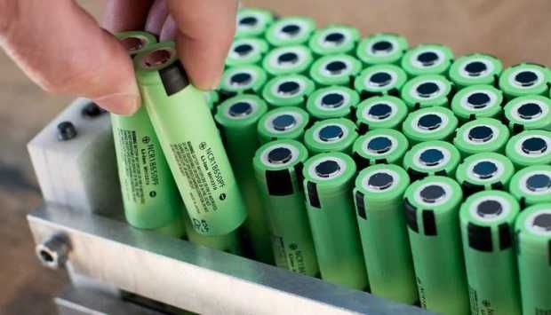 فيديو| مهندس سويدى يخترع بطارية جديدة لتخزين الطاقة لـ40 عامًا