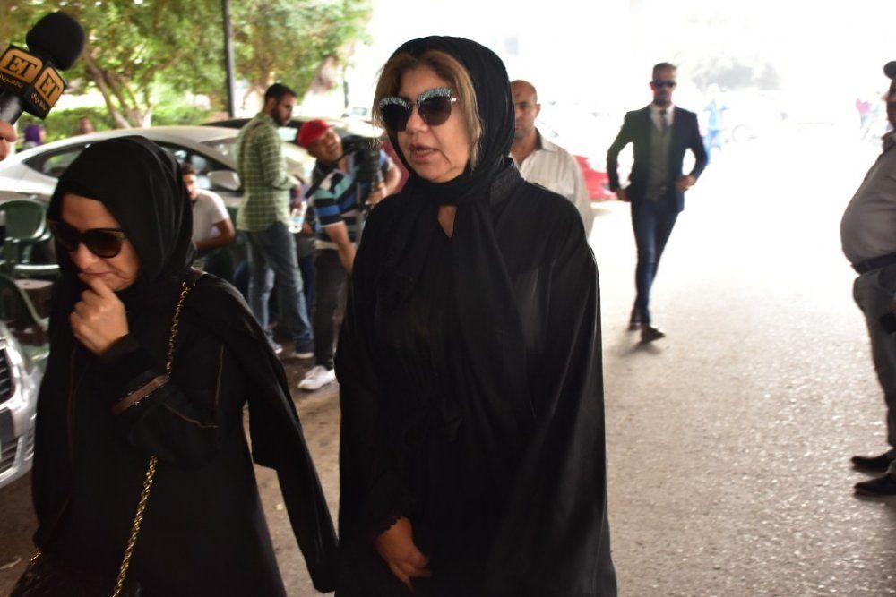 صور النجمات بالحجاب في جنازة هيثم أحمد زكي وأشرف زكي يتسلم الجثمان لعدم وجود أحد من أسرته!