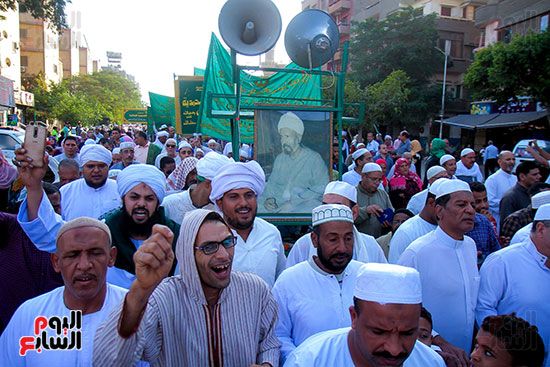 فيديو وصور.. الطرق الصوفية تحتفل بالمولد النبوى بموكب ضخم ضم الآلاف.. الموكب تحرك من مسجد الجعفرى...