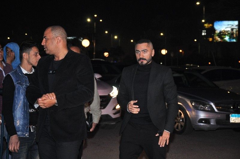 انهيار خطيبته وظهور شقيقه لأول مرة.. الصدمة تسيطر على عزاء الراحل هيثم أحمد زكي (صور)