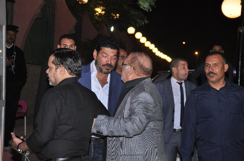 انهيار خطيبته وظهور شقيقه لأول مرة.. الصدمة تسيطر على عزاء الراحل هيثم أحمد زكي (صور)