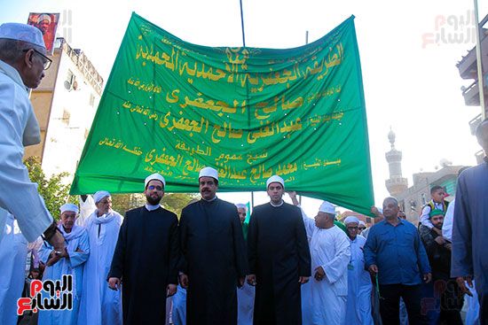 فيديو وصور.. الطرق الصوفية تحتفل بالمولد النبوى بموكب ضخم ضم الآلاف.. الموكب تحرك من مسجد الجعفرى...