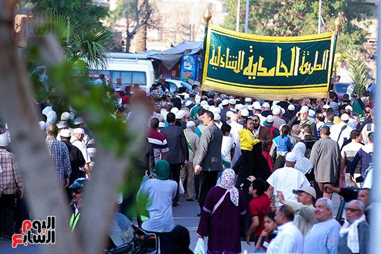 فيديو وصور.. الطرق الصوفية تحتفل بالمولد النبوى بموكب ضخم ضم الآلاف.. الموكب تحرك من مسجد الجعفرى...