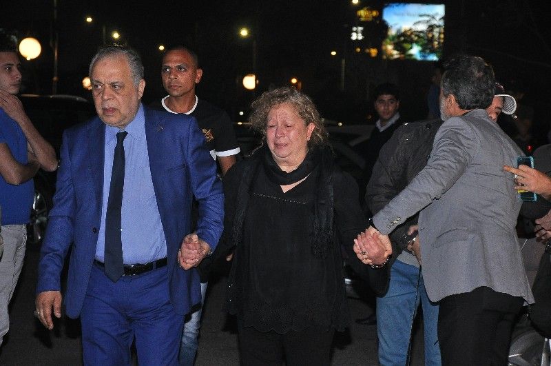 انهيار خطيبته وظهور شقيقه لأول مرة.. الصدمة تسيطر على عزاء الراحل هيثم أحمد زكي (صور)