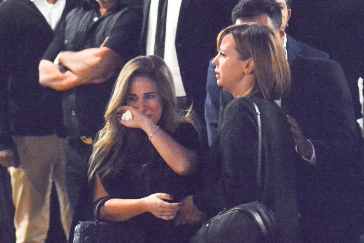 صور خطيبة هيثم أحمد زكي تبكي في العزاء وتنهار أمام الحضور