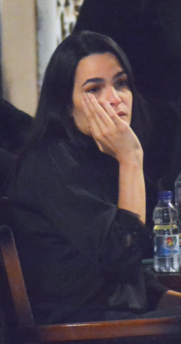 صور خطيبة هيثم أحمد زكي تبكي في العزاء وتنهار أمام الحضور