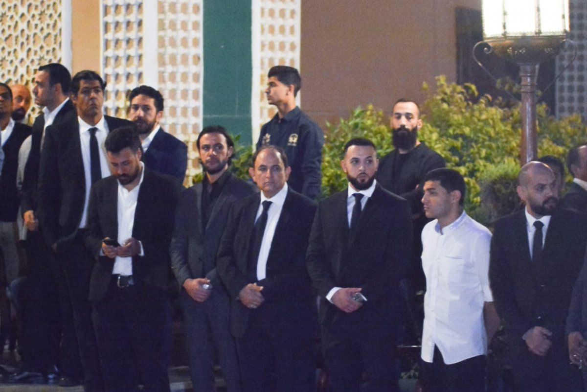 صور خطيبة هيثم أحمد زكي تبكي في العزاء وتنهار أمام الحضور