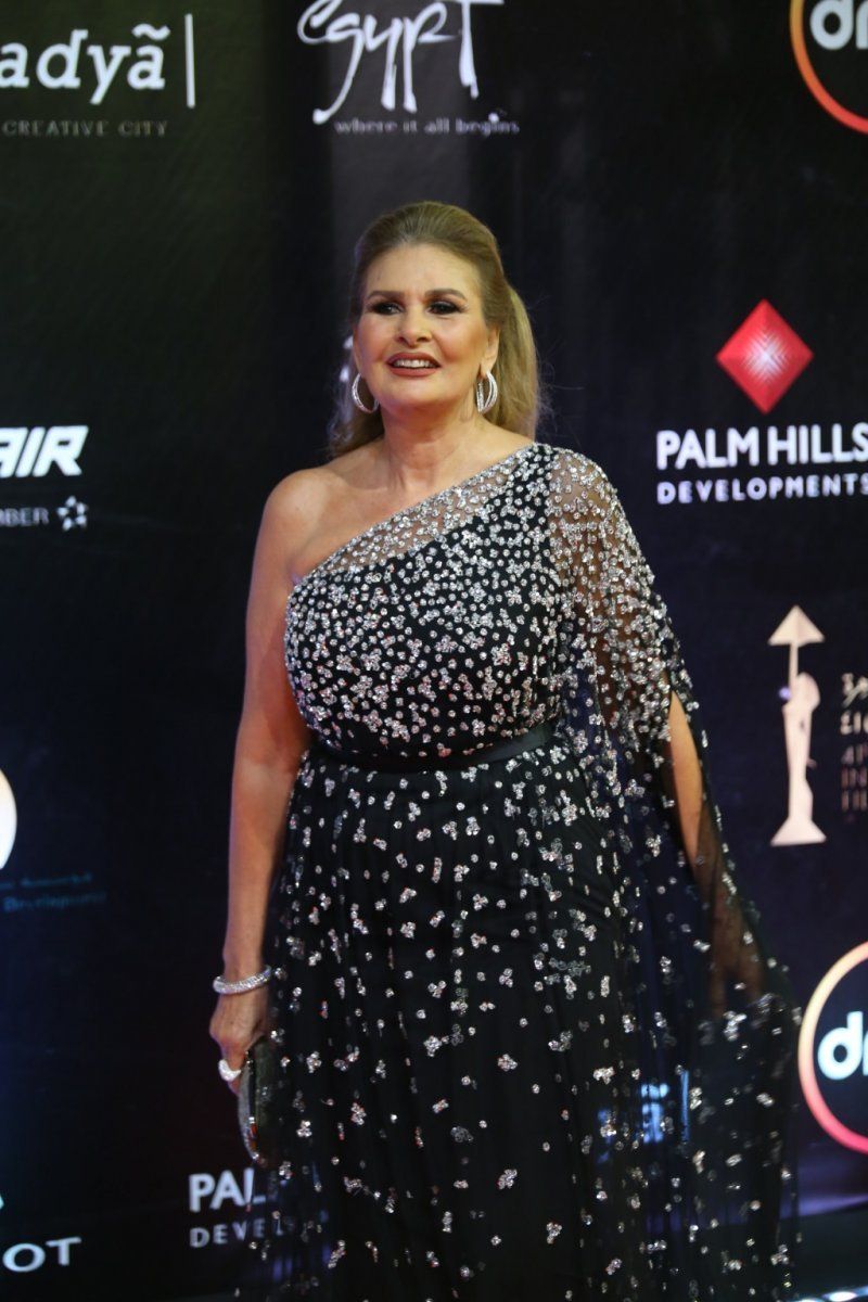 صور هكذا تتفادى نجمات مهرجان القاهرة الانتقادات في إطلالاتهن.. أبرزهن رانيا يوسف وحلا شيحة