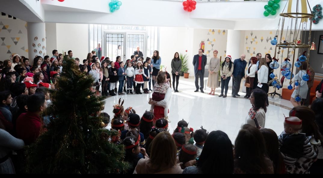 أسماء الأسد تزور مدرسة للأرمن الأرثوذكس بعد إعادة إعمارها.. صور