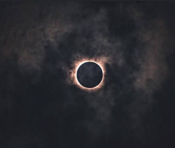 صور عن كسوف الشمس| ظاهرة الكسوف الحلقي اليوم يمنع رؤيتها بالعين المجردة