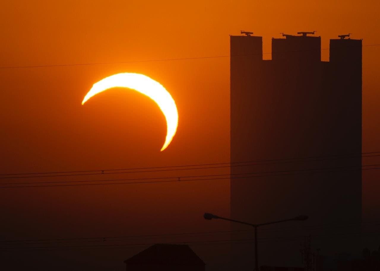 ”حلقة النار“.. العالم يوثق ”كسوف الشمس الحلقي“ النادر (صور وفيديو)