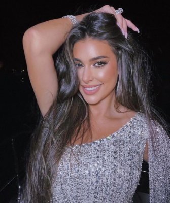 ياسمين صبري تستعرض مفاتنها بالضيق والجمهور: غضوا البصر