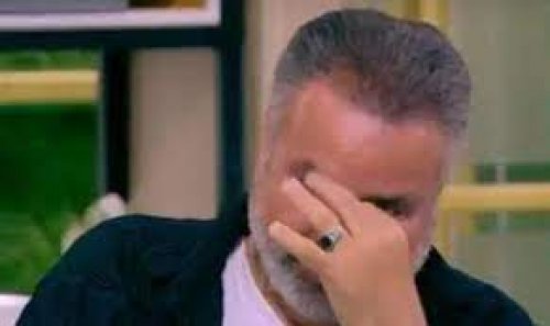 فنان مصري شهير يبكي على الهواء ويصدم المشاهدين.. ماحدث لابنته يشيب له شعر الرأس!