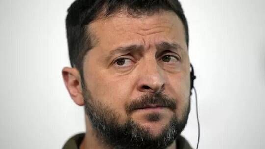 اتفرج ضابط استخبارات أمريكي يفاجئ الرئيس الأوكراني " زيلينسكي" بطلب صادم للغاية