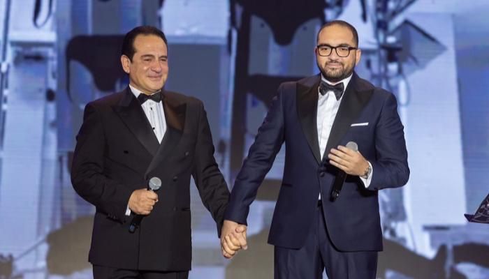 ابن محمد ثروت يفاجئ والده على مسرح حفله في جدة.. ويغنيان "كده يا قلبي"