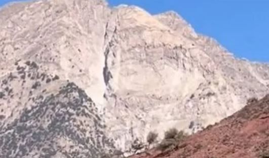 فيديو يحبس الانفاس.. اتفرج لحظة انشقاق جبل إلى نصفين بفعل الزلزال المدمر في المغرب