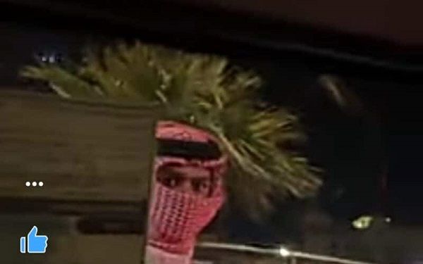 شاب سعودي حاول دخول سيارة فتاة بالقوة في الشارع وما حصل له بعدها صادم!