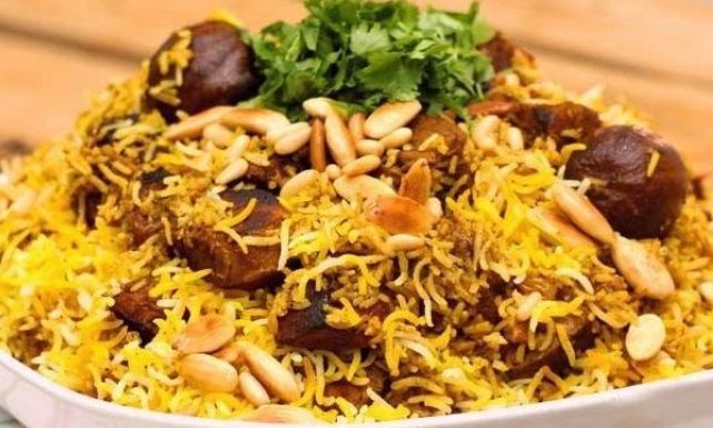 اتفرج الصدمة: سعودي يدخل مطعم لتناول كبسة باللحم .. وعندما قدم العامل الوجبة كانت المفاجأة !