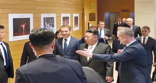 الزعيم الكوري الشمالي يعاين أسلحة برفقة وزير الدفاع الروسي