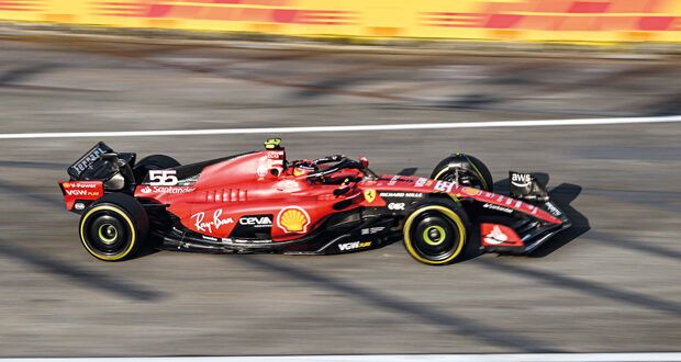 ساينز يتصدر التجربة الحرة الثالثة لسباق فومولا-1 فـي سنغافورة وفيرستابن فـي المركز الرابع