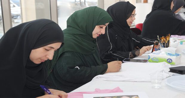 منتجات متعددة فـي حلقة الرسم على القماش بجميعة الفنون