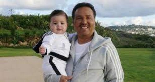 أسرار وخفايا مؤلمة وحزينة لا تعرفها عن فنان العرب محمد عبده .. أحرقوا صور والده قبل أن يراه وعاش عدة سنوات في دار الأيتام بدون اسرته!!