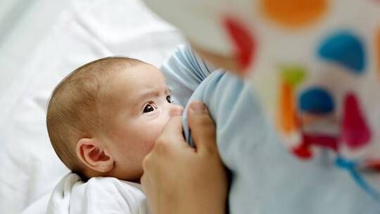 نجمة شهيرة تصدم معجبيها "أرضعت أخي حين كان طفلا" !