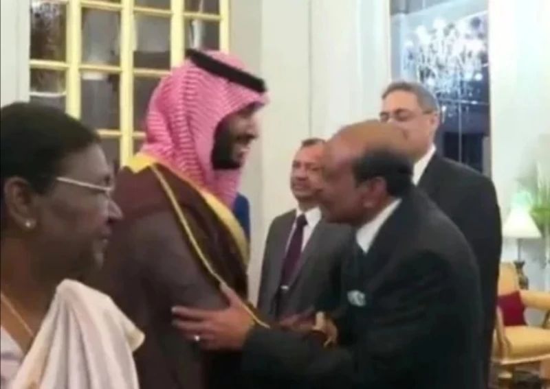 وقعوا بإحراج كبير..أغرب تصرف على الإطلاق فعله ملياردير هندي شهير أثناء مصافحة ولي العهد السعودي(اتفرج)