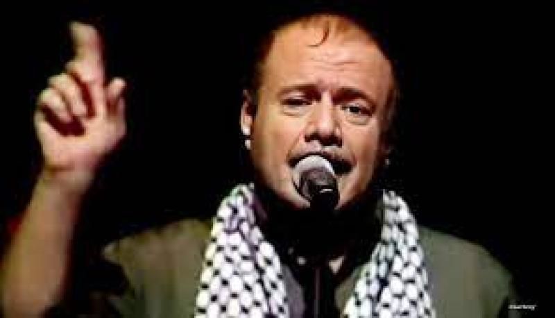 الرئيس الفلسطيني ينعي حسين منذر قائد فرقة العاشقين