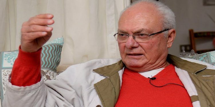 فنان مصري شهير يثير الجدل "بنسى آيات القرآن في الصلاة وبتوه في سورة “الإخلاص” وبكون مش فاكر الكلام" !