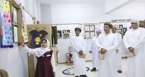 افتتاح معرض الفنون التشكيلية «حفنة» بالرستاق