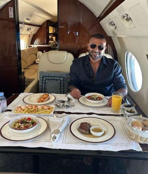 شاهد.. أحمد سعد على متن طائرته الخاصة في أحدث ظهور