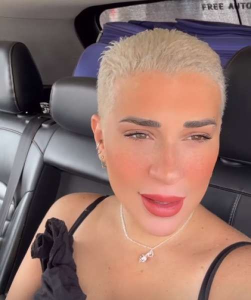 أسما شريف منير تخطف الأنظار من داخل سيارتها