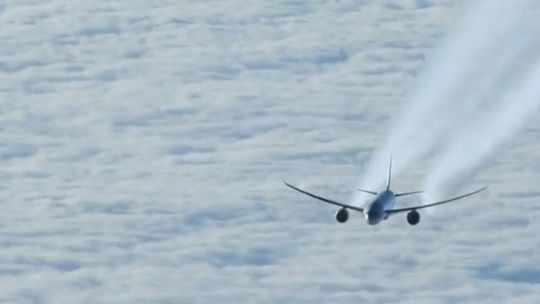 طيار سعودي يكشف عن السبب الرئيسي لتحليق الطائرات على ارتفاع عالي جدا