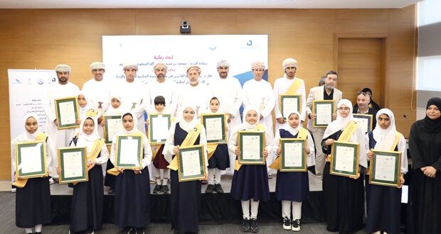 الجمعية العمانية للكتاب والأدباء تواصل تكريم الفائزين بجائزتها للإبداع الأدبي لطلاب المدارس فـي عدد من المحافظات