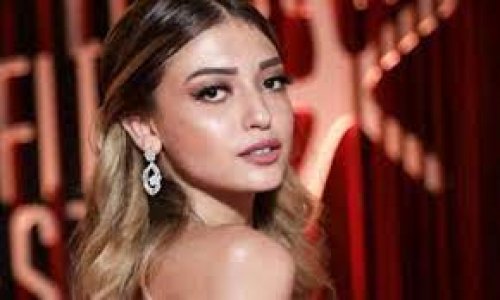 النجمة المصرية الشابة ميار الغيطي تصعق الجمهور في أول ظهور لها مع زوجها.. حجم جسده العملاق يفوق حجمها بأضعاف مضاعفة ومعلقون بأنبهار: بتتعامل معاه ازاي!!