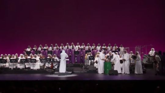 مقطع فيديو يثير جدلاً لفرقة اوركسترا سعودية تعزف على براميل النفط في نيويورك