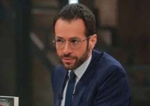 فضيحة تهز الوطن العربي.. شابة حسناء في أحمر بالخط العريض تكشف أسرارها الخطيرة على الهواء مباشرة