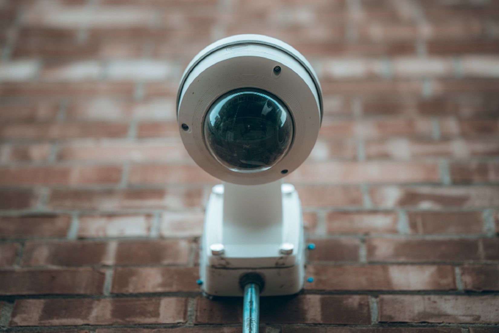 ام سعودية تشك في ابنتها فوضعت لها كاميرا مراهبه .. فوضعت لها كاميىا مراقبة في غرفتها وعندما شاهدتها