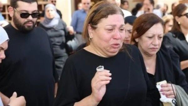 زوجة الفنان الراحل أشرف مصيلحي يغمى عليها في عزائه