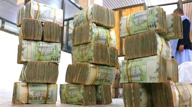 مباشرة من امام محلات الصرافة.. تغير جديد غير مسبق لسعر صرف العملات في صنعاء وعدن