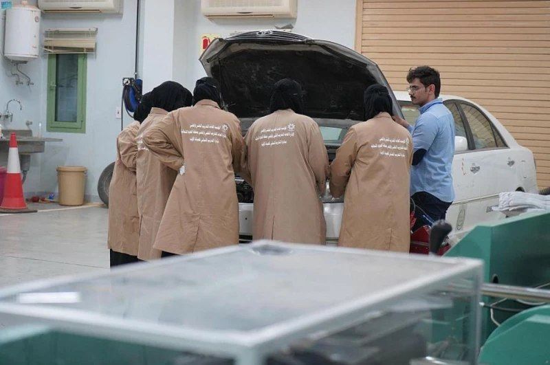 صور مسربة لسعوديات وهن يقمن بهذه الأعمال الصادمة لأول مرة في تاريخ السعودية (اتفرج)