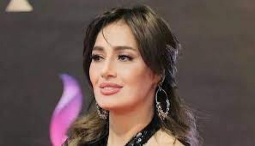 معجب مجنون بحلا شيحة يحتضنها أمام الجميع ويبوسها بحرارة ... وما فعله حبيبها به أفزع الجميع!